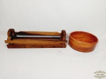 Lote 2 Peças sendo 1 Cesta e 1 saladeira  em Madeira. nobre  Medida: cesto 41 cm x 13 cm e saladeira  20 cm diametro x 7 cm altura