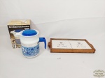 Lote 2 Peças sendo 1 Jarra porcelana Pozzani e 1 Bandeja Madeira com Azulejo ao Fundo. Medida: 17 cm x 37 cm apresenta bicados azulejo e jarra 16 cm altura x 11 cm diametro