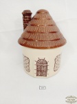 Biscoiteira Representando Casinha em Ceramica Vitrificada. Apresenta trincado tampa interior. Medida: 12 cm altura x 16 cm diametro e 23 cm altura com tampa