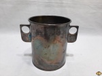 Balde de gelo em prata 90 Eberle. Medindo 13,5cm de altura x 11,5cm de diâmetro de boca. Necessita de limpeza, leve amassado na base, nada que prejudique a beleza e utilização da peça.