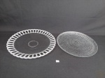 2 Pratos de Bolo em Vidro Moldados. Medida: 30 e 31 cm