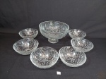Jogo de Sobremesa 7 Peças sendo Fruteira sob pedestal e  6 cumbucas em Vidro decorado com cachos de uva . Fruteira similar. Medida: Fruteira 13,5 cm x 22 cm e Cumbucas 6 cm x 15 cm