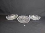 Lote 3 Peças sendo 2 Navetes e 1 Prato de Fruteira Furado ao centro cm vidro moldado. Medida: Navetes 13 cm x 19 cm e prato 18 cm diametro