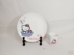 Jogo Infantil de 2 Peças Prato Raso e Caneca em Porcelana Hello Kitty Sanrio. Medida: Prato 26 cm e caneca 10 cm altura x 8 cm diametro