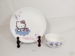 Jogo Infantil de 2 Peças Prato Raso e Bowl em Porcelana Hello Kitty Sanrio. Medida: Prato 26 cm e Bowl 7 cm altura x 13,5 cm diametro