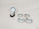 Jogo de 5 Xicaras de Café 1 gole em Porcelana Decorada com Flores Azul e branco. Medida: Xicara 4 cm x 4 cm e pires 8,5 cm