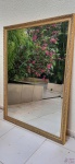 Lindo espelho em cristal bisotado com moldura em madeira entalhada com patina ouro. Medindo 120cm X 90cm.