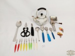 Kit Cozinha 20 Peças Diversas, sendo Bule Cha, espetos petiscos, 2 Ganchos parede, tesoura, moedor, Colheres e etc..Medida:Bule 13 cm diametro e moedor 18,5 cm