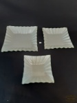 Trio de Travessas Quadradas em Vidro Jateado Bordas Onduladas. Medida: 26 x 26 ; 22,5 x 22,5 e 19 x 19 cm.