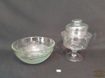 Lote 02 Peças sendo 1 Saladeira e 1 Bomboniere em Vidro Moldado. Medida: Saladeira 10 cm altura x 23 cm diametro e Bomboniere 18 cm altura x 11,5 cm diametro