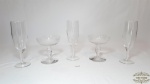 Lote de 5 taças sendo 2  abertas e 3 para vinho. Medida maior 5 cm diâmetro e 17,5 cm altura, menor 9,5 cm diâmetro e 10 cm altura.