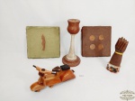 Lote Decorativo 5 Peças Diversas  sendo 2 quadros , 1 figa  em madeira com pedras , 1 castiçal. 1 moto , 19,5  x 19,5 cm , 1 castiçal 24 cm , 1 figa 20 cm e 1 moto madeira 20 cm.