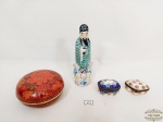 Lote 4 peças Orientais sendo 2 Porta  aneis  2 Porcelana ,1 caixa  Cloisone e 1 Sabio.Medida: Sabio 15 cm e caixas 8,5 cm diametro, 4,5 cm x 3 cm