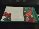 Toalha de Mesa Retangular com Decoração Natalina. Apresenta marcas uso. Medida: 1,32 cm x 1,42 cm