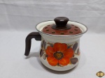 Leiteira com tampa em metal esmaltado Mãe Ágata com pintura floral. Medindo 13,5cm de altura x 15,5cm de diâmetro.