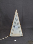 Luminária em vidro representando Pirâmide . Funcionando. Medida: 33 cm x 16 cm