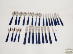 Parte de Faqueiro 29 Peças Tramontina cabo Azul. sendo: 8 colheres de sopa 18,5 cm, 8 garfos de jantar 18,5 cm, 4 colheres de cafe 13 cm, 8 facas de mesa 20 cm e lamina 10 cm, 1 faca sobremesa 17 cm