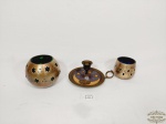 3 peças sendo 2 castiçais indiano e com vidro no interior , palmatoria em metal dourado. Medida: Maior 6 cm x 8 cm e menor 5,5 cm x 6 cm palmatoria 12 cm x 7 cm .