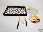 lote 6 peças diversas sendo 1 bandeja , 2 tabuas frios e doces e 3 facas para queijo. Medida: bandeja 44 cm x 30 , tabuas frios 29 cm e 20 cm