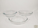 lote de 3 travessas em vidro marinex sendo 2 ovais e 1 redondo. apresenta pequenos bicados. Medida: ovais 30 cm x20 cm , 25 cm x 17,5 e redondo 22 cm