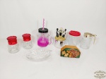 lote 8 peças diversas para cozinha sendo saleiro e pimenteiro, farinheira, meleira, petisqueira, caneca, porta guardanapo, facas pasta no suporte. Medida:  petisqueira 14 cm x 11 cm e caneca 12 cm