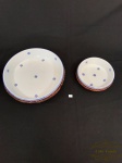 Dois refratarios em porcelana branca decorado com flores e suporte em palha. Medindo o maior 27x5cm - Menor 16x5cm