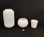 Jogo contendo três porta velas avandados em  biscuit . Medindo maior 9x18,5cm - Menor 7x6,5cm
