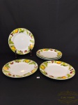 Jogo de seis pratos rasos com bordas decoradas com frutas em porcelana padrão Vista Alegre. Medindo 25cm