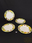 Jogo de cinco pratos de sobremesa com bordas decoradas com frutas em porcelana padrão Vista Alegre. Medindo 20cm