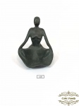 Escultura  bronze  representando mulher sentada. Medida10xx10x11cm