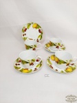 Jogo de 4 xícaras de  cha  com bordas decoradas com frutas em porcelana padrão Vista Alegre. Medindo a xícara 6x8cm - pires 14,5 cm