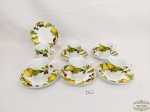 Jogo de  6 xícaras de café com bordas decoradas com frutas em porcelana padrão Vista Alegre. Medindo a xícara 5x5cm - pires 10cm