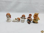 Lote de 3 anjos e 2 crianças em porcelana com policromia. Medindo a menina 8,5cm de altura.