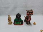 Lote de enfeites diversos, sendo um dragão em resina, um sábio oriental em resina, etc. Medindo o dragão 17,5cm de altura. Algumas perdas no dragão.