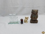 Lote de enfeites, composto de coruja em cerâmica, placa em vidro, etc. Medindo a coruja maior 16,5cm de altura. A coruja em resina está com bicado.