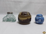 Lote de 3 caixas decorativas, sendo uma em vidro, uma em resina e uma porcelana. Medindo a maior em resina 9cm de diâmetro x 7,5cm de altura.