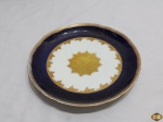 Prato decorativo em porcelana Schmidt azul cobalto com ouro. Medindo 26,5cm de diâmetro. Com desgaste na douração.