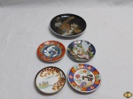 Lote de 5 pratos decorativos em porcelana com motivos orientais. Medindo o maior 15,5cm de altura.