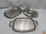 Lote composto de petisqueira com 5 divisões , bandeja retangular com alça e travessa retangular, peças em aço inox. Medindo a petisqueira 37cm x 31cm.