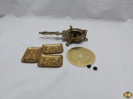 Lote diverso, composto de fogareiro em bronze, salvas em bronze, etc. Medindo o fogareiro 23,5cm de comprimento.