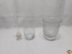 Lote diverso, composto de 2 vasos floreiras em vidro (um deles com bicado) e cachepot em vidro lapidado com detalhes fosco. Medindo o cachepot 16cm de diâmetro x 18,5cm de altura