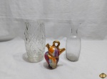 Lote diverso, composto de 2 vasos floreiras em vidro e enfeite em porcelana. Medindo o vaso maior 19cm de altura.