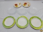 Lote composto de 5 pratos de bolo em porcelana, 3 pratos de bolo em vidro moldado. Medindo o maior 19,5cm de diâmetro.