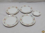 Lote de 4 pratos de bolo e 1 pires de café em porcelana Renner Medaillon floral. Medindo o prato de bolo 17,5cm de diâmetro.