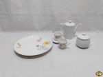 Lote diverso, composto de prato de servir bolo, bule, açucareiro, etc. Peças em porcelana. Medindo o prato de bolo 25,5cm de diâmetro.