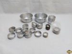 Lote com mais de 60 forminhas diversas em alumínio. Medindo a maior 14,5cm de diâmetro x 6cm de altura.