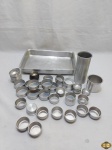 Lote com mais de 40 forminhas diversas em alumínio e um tabuleiro em alumínio. Medindo o tabuleiro 31,5cm x 22,5cm x 5cm de altura.