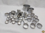 Lote com mais de 30 forminhas diversas em alumínio. Medindo a maior 13,5cm de diâmetro x 8,5cm de altura.