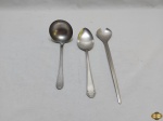 Lote diverso composto de colher de arroz, concha com cabo curto e garfo de salada, peças em aço inox. Medindo o garfo de salada 28,5cm de comprimento.