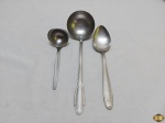 Lote diverso, composto de concha de feijão, concha de molho e colher de arroz, peças em aço inox. Medindo a concha 28cm de comprimento.